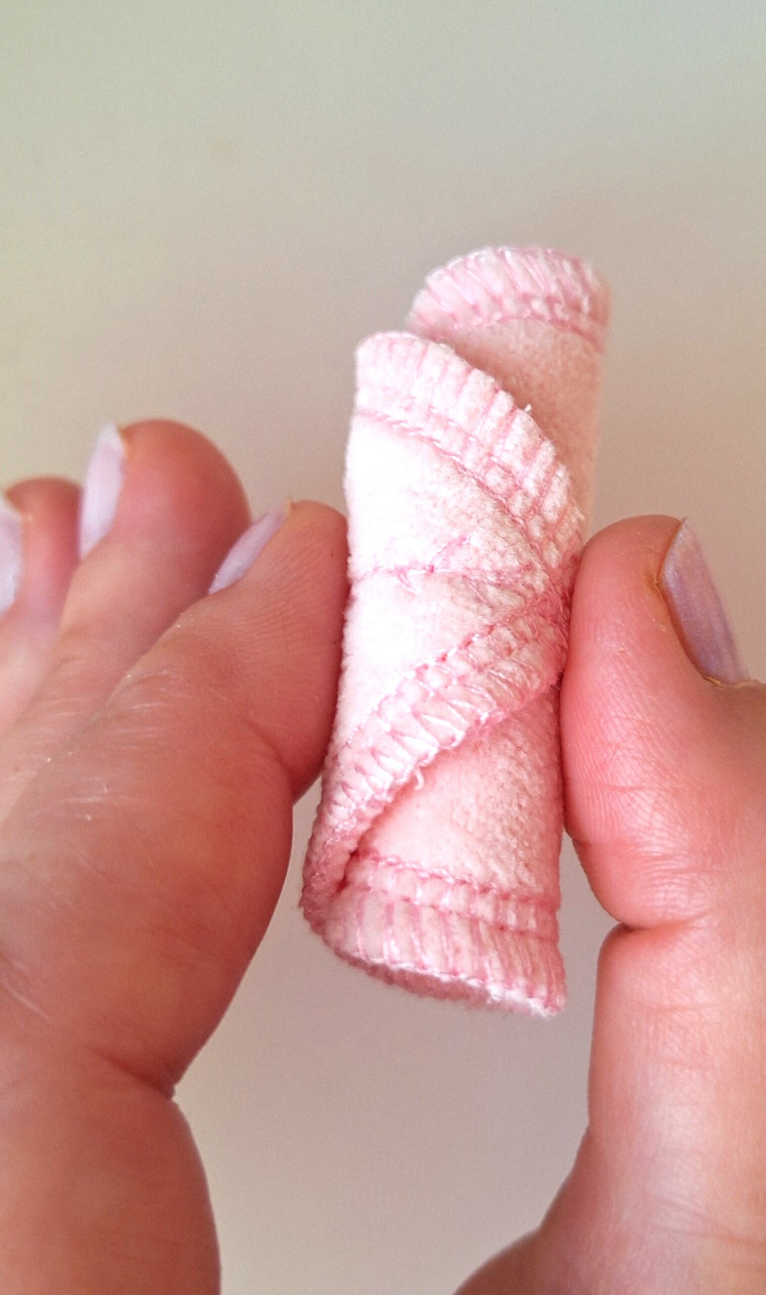 Voldi pikkupidi pooleks ja aseta suurte häbememokkade vahele. Kasuta koos sidemega menstruatsiooni ajal, et hajutada kiirelt ja suures koguses vere voolamist ette või taha.